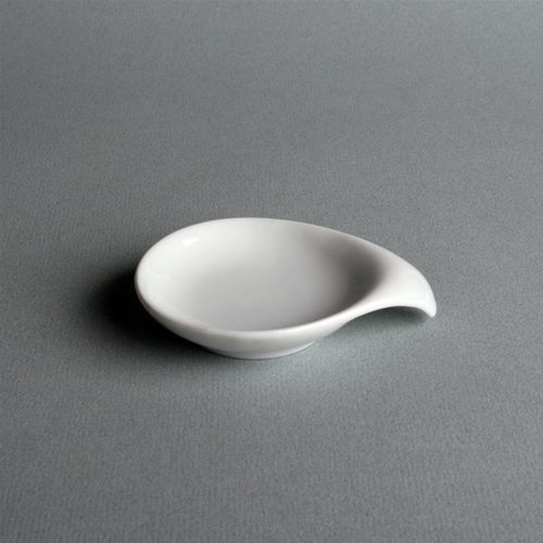 Coupelle plate en porcelaine avec anse